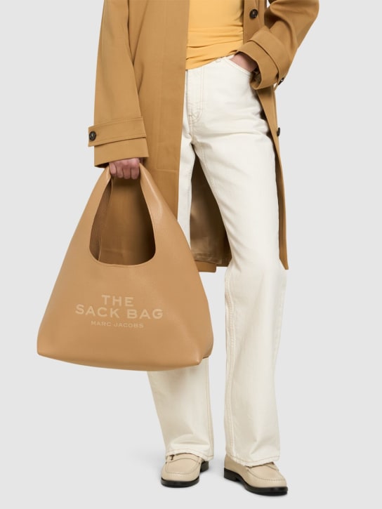 Marc Jacobs: Sac porté épaule en cuir The Sack - Camel - women_1 | Luisa Via Roma