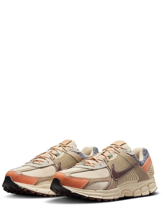 Nike: Sneakers "Zoom Vomero 5" - men_1 | Luisa Via Roma
