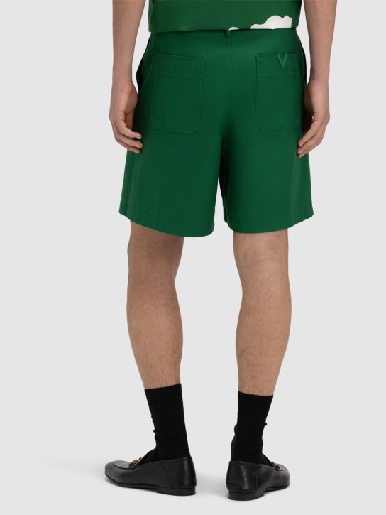 Valentino: Shorts in cotone con dettaglio V - Basil Green - men_2 | Luisa Via Roma