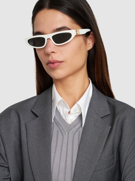Miu Miu: Katzenaugen-Sonnenbrille aus Acetat "Mask" - Weiß/ Grau - women_1 | Luisa Via Roma