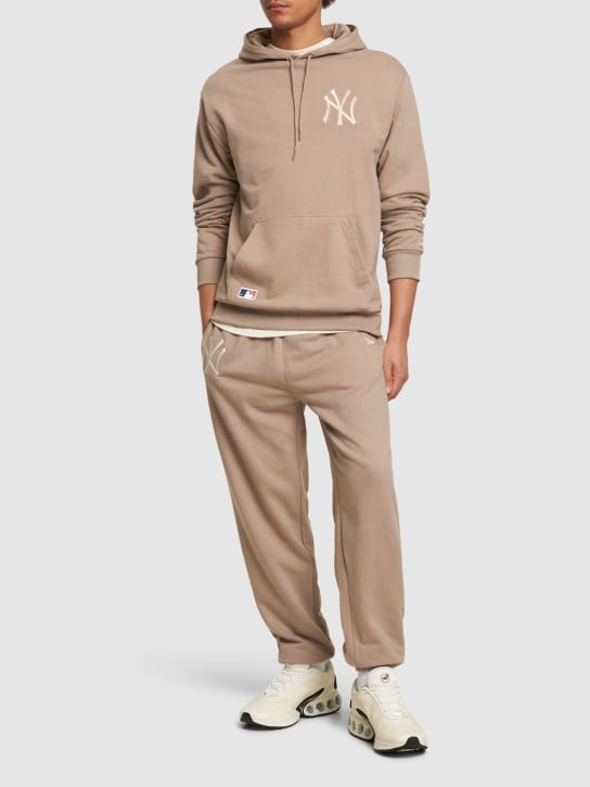 New Era: NY Yankees Essential oversize hoodie - Beige/White - men_1 | Luisa Via Roma