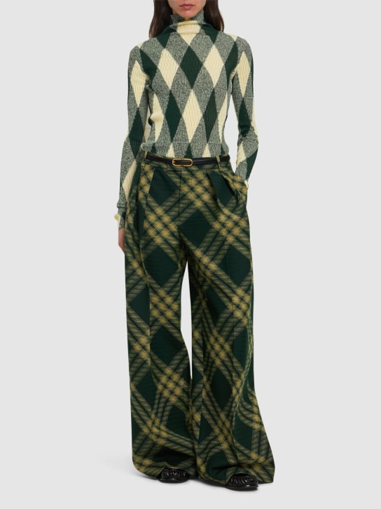 Burberry: Pantalon ample en maille à carreaux - Vert/Jaune - women_1 | Luisa Via Roma
