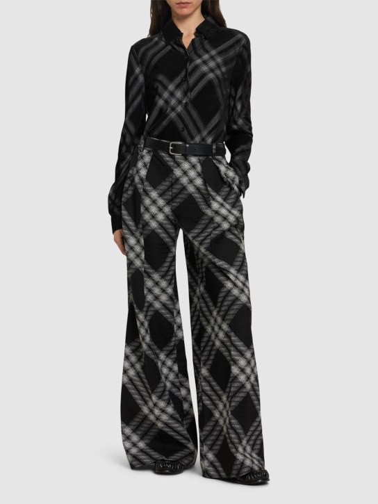Burberry: Pantalon ample en maille de laine à carreaux - Blanc/Noir - women_1 | Luisa Via Roma