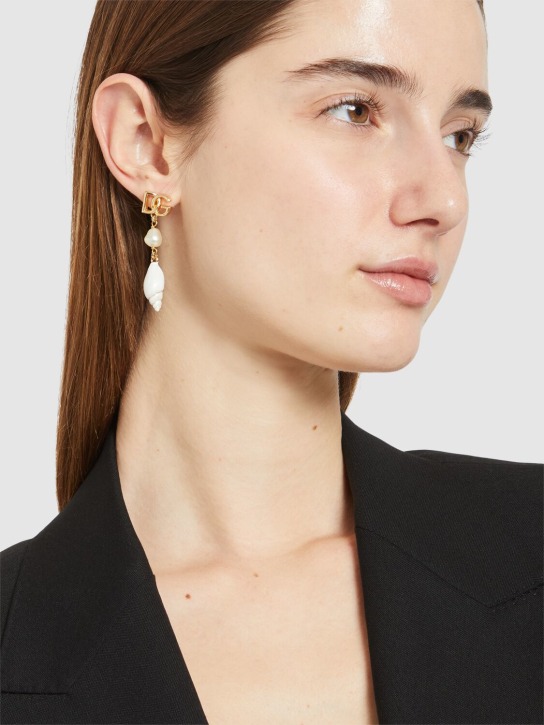 Dolce&Gabbana: Boucles d'oreilles avec coquillage et logo DG - Blanc/Or - women_1 | Luisa Via Roma