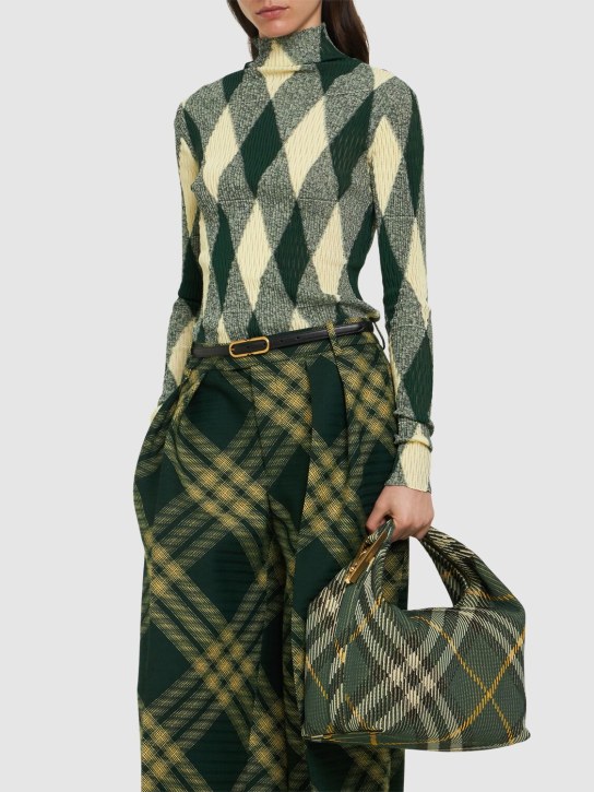 Burberry: Medium Handtasche mit Karos „Check Duffle“ - Ivy Green - women_1 | Luisa Via Roma
