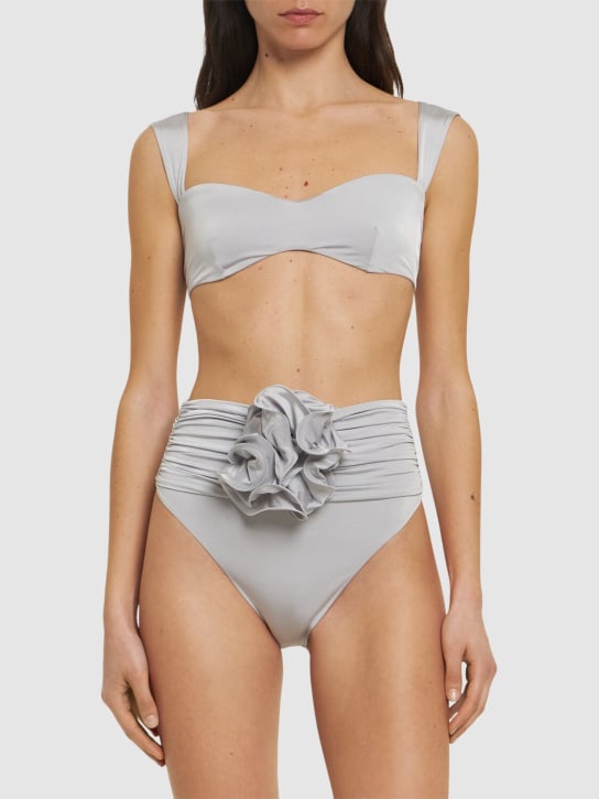 Magda Butrym: Bas de bikini taille haute en lycra à fleur en 3D - Gris Clair - women_1 | Luisa Via Roma