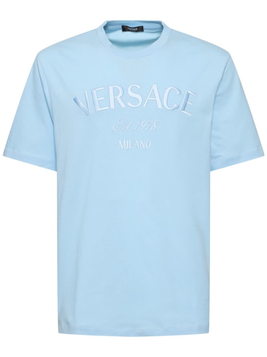 Versace: T-shirt en jersey de coton à logo - Pastel Blue - men_0 | Luisa Via Roma