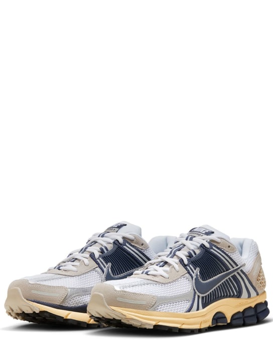 Nike: Sneakers "Zoom Vomero 5" - White/Thunder B - men_1 | Luisa Via Roma