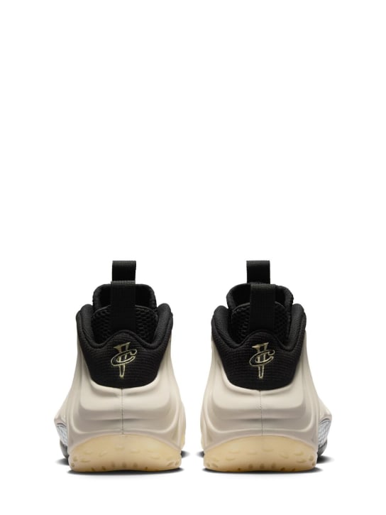 Nike: Sneakers "Air Foamposite One" - Weiß/Schwarz - men_3 | Luisa Via Roma