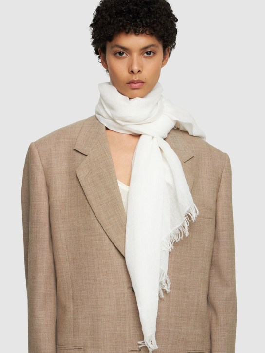 Brunello Cucinelli: Karakorum羊绒围巾 - 白色 - women_1 | Luisa Via Roma
