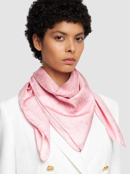 Versace: Pañuelo de sarga de seda estampada - Rosa Pálido - women_1 | Luisa Via Roma