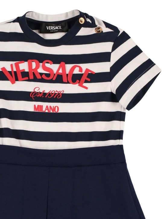 Versace: Vestido de interlock jersey a rayas - Azul Marino/Blanco/Rojo - kids-girls_1 | Luisa Via Roma