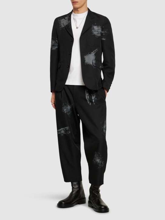 Comme des Garçons Shirt: Pleated printed twill pants - 블랙 - men_1 | Luisa Via Roma