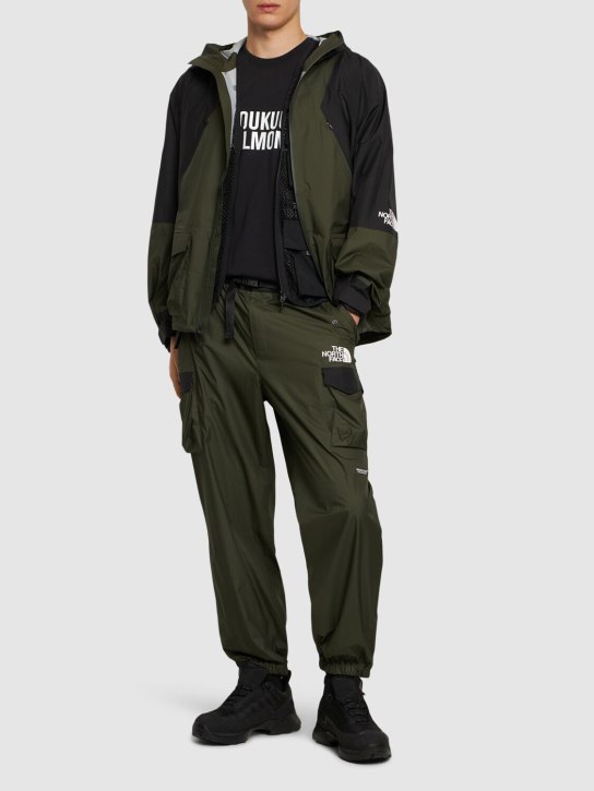The North Face: Soukuu belted utility soft shell pants - Forest/Black - men_1 | Luisa Via Roma