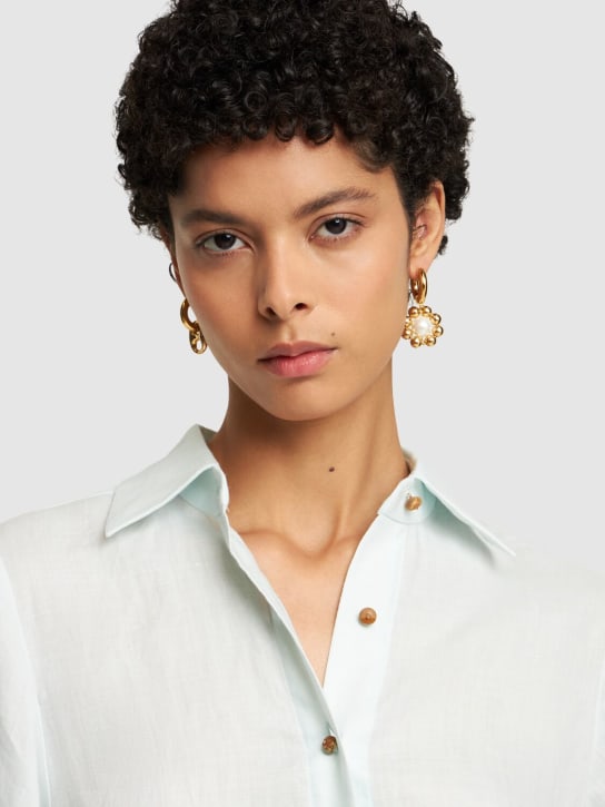 Timeless Pearly: Mismatched pearl flower earrings - women_1 | Luisa Via Roma