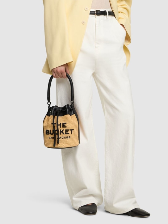 Marc Jacobs: Bolso pequeño The Bucket efecto rafia - Natural - women_1 | Luisa Via Roma