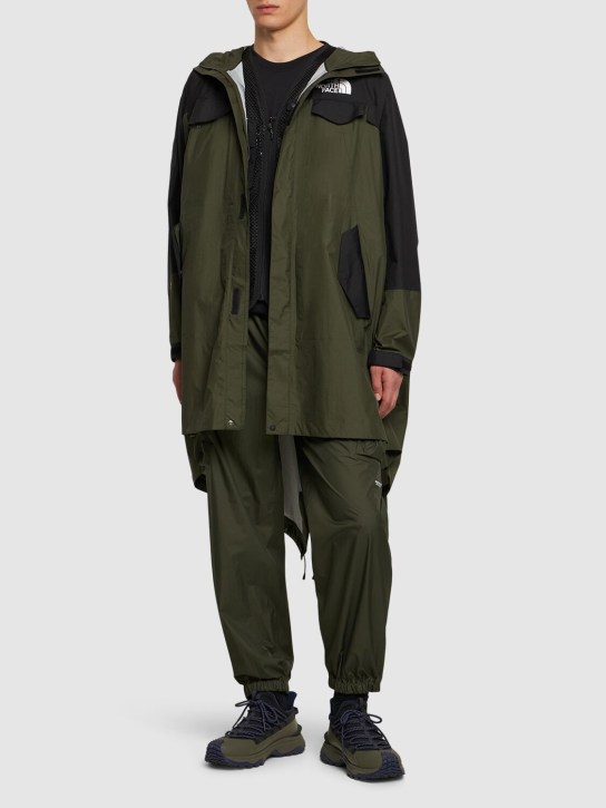The North Face: Soukuu packable fishtail shell parka - Forest/Black - men_1 | Luisa Via Roma
