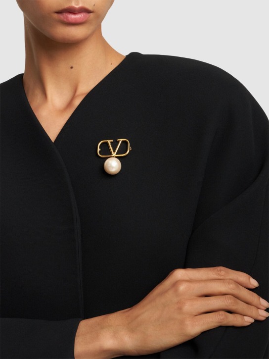 Valentino Garavani: V Logo 시그니처 인조 진주 브로치 - Gold/Cream - women_1 | Luisa Via Roma