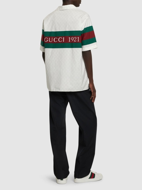 Gucci: Hemd aus Baumwolle mit Gewebe „Gucci 1921“ - Weiß/Grün/Rot - men_1 | Luisa Via Roma