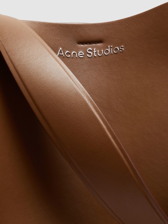 Acne Studios: Sac cabas midi en cuir Musubi - Marron Camel - women_1 | Luisa Via Roma