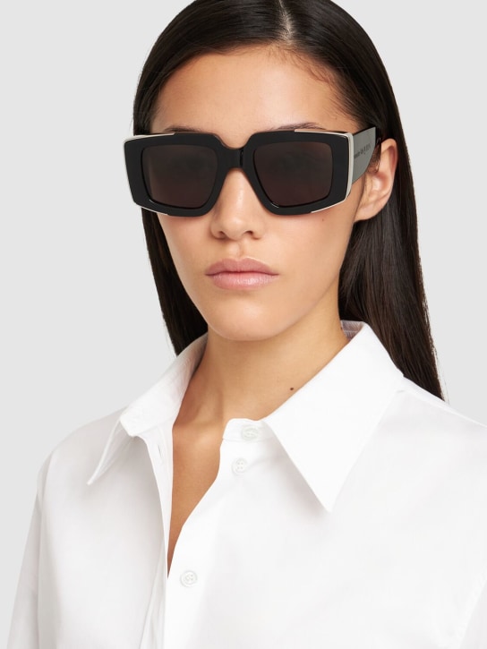 Alexander McQueen: Gafas de sol AM0446S de acetato - Negro - women_1 | Luisa Via Roma
