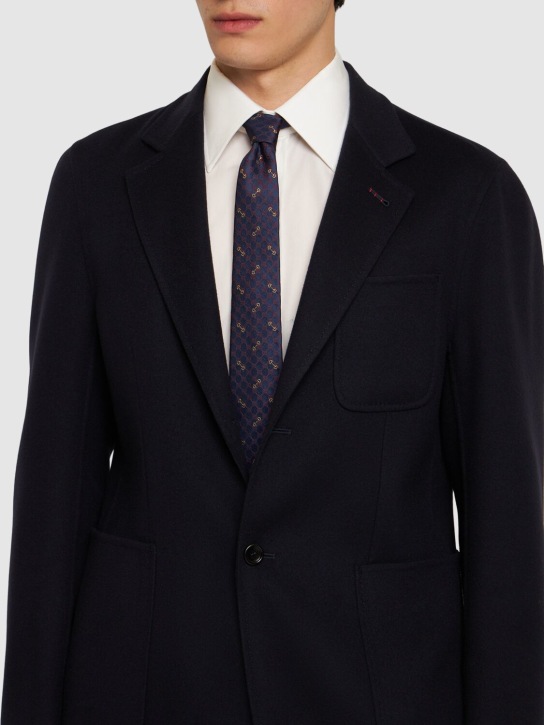 Gucci: 7cm breite Krawatte aus Seidenjacquard „Morset“ - Navy/Rot - men_1 | Luisa Via Roma