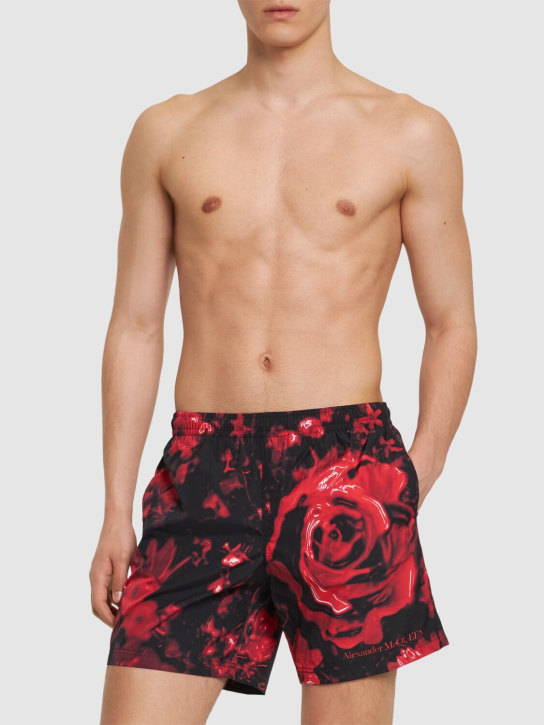 Alexander McQueen: Wax floral print nylon swim shorts - Siyah/Kırmızı - men_1 | Luisa Via Roma