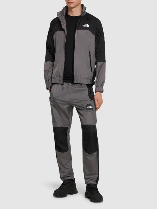 The North Face: Giacca Wind Shell con zip - Smoked Pearl - men_1 | Luisa Via Roma