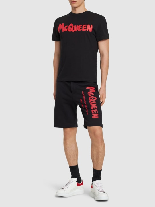 Alexander McQueen: T-Shirt aus Baumwolle mit Graffitidruck - Schwarz/Rot - men_1 | Luisa Via Roma
