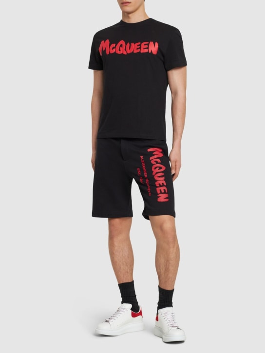 Alexander McQueen: 涂鸦印花棉质短裤 - 黑色/红色 - men_1 | Luisa Via Roma