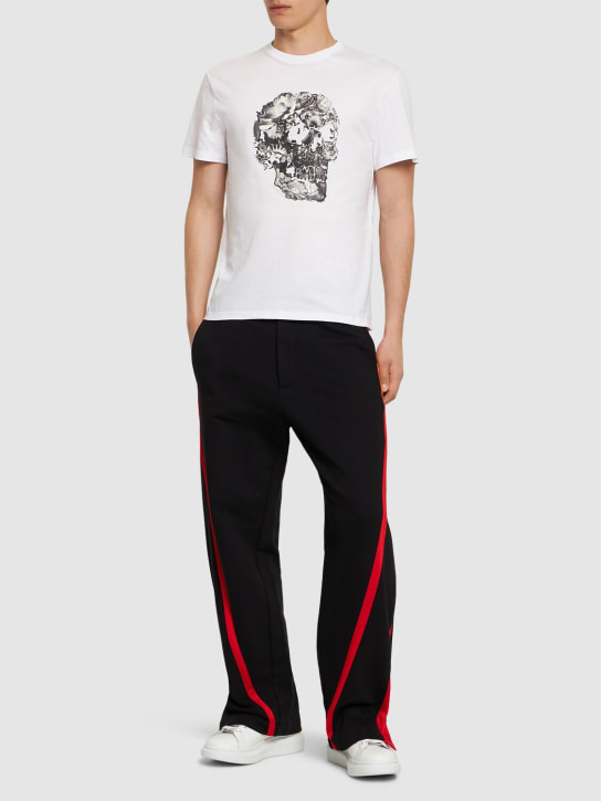 Alexander McQueen: Baumwoll-T-Shirt mit Blumendruck - Weiß/ Grau - men_1 | Luisa Via Roma
