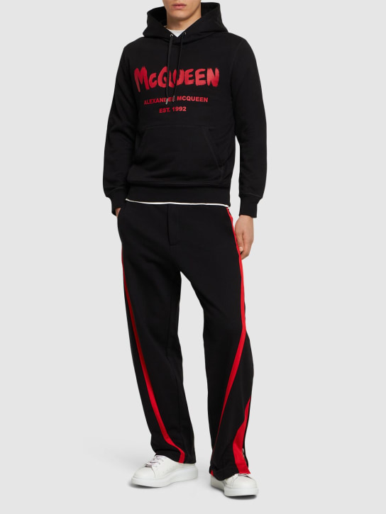 Alexander McQueen: Sweat-shirt en coton imprimé graffiti à capuche - Noir/Rouge - men_1 | Luisa Via Roma