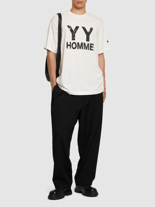 Yohji Yamamoto: Bedrucktes Baumwoll-T-Shirt „YYH“ - Wollweiß - men_1 | Luisa Via Roma