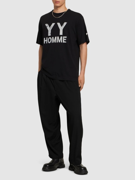 Yohji Yamamoto: YYH 프린트 코튼 티셔츠 - 블랙 - men_1 | Luisa Via Roma