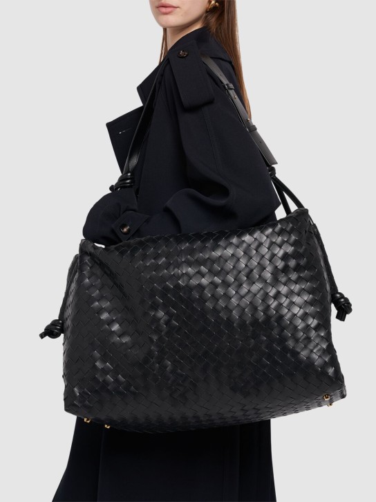 Bottega Veneta: Grand sac en cuir Loop Weekender - Noir - women_1 | Luisa Via Roma