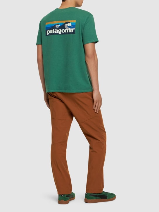 Patagonia: T-Shirt mit Logotasche „Boardshort“ - Gather Green - men_1 | Luisa Via Roma