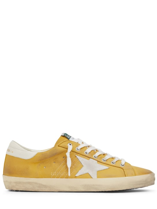 Golden Goose: Sneakers en daim Super Star - Honey/White - men_0 | Luisa Via Roma