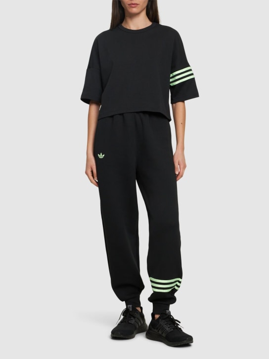 adidas Originals: 3 Stripes クロップドTシャツ - ブラック - women_1 | Luisa Via Roma