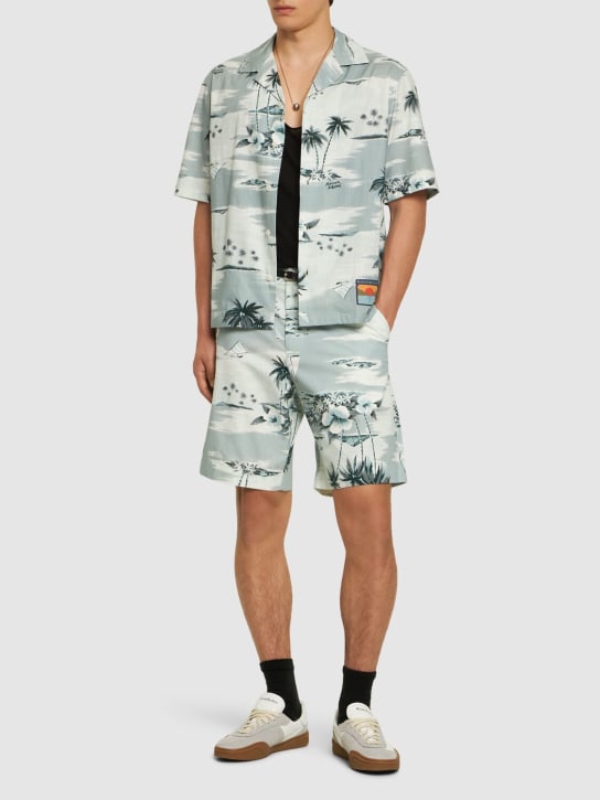 Maison Kitsuné: Kurzärmliges Hemd aus bedruckter Baumwolle - Seafoam Design - men_1 | Luisa Via Roma