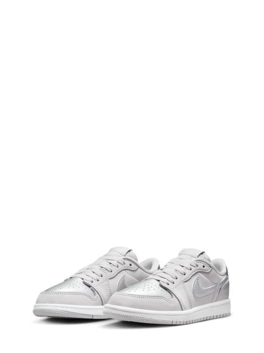 Nike: Sneakers "Jordan 1 Retro Low OG“ - Grau/Silber - kids-boys_1 | Luisa Via Roma