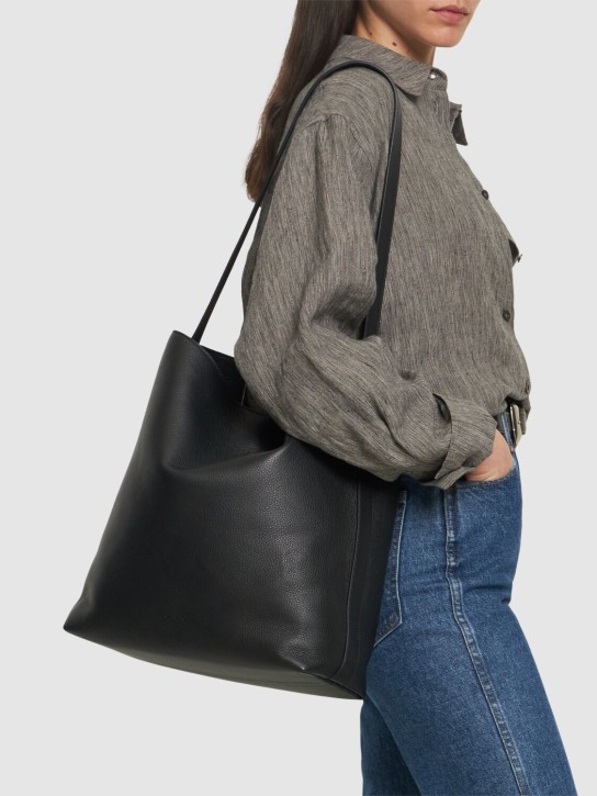 Aesther Ekme: Sac Supple grained leather tote bag - Black - women_1 | Luisa Via Roma