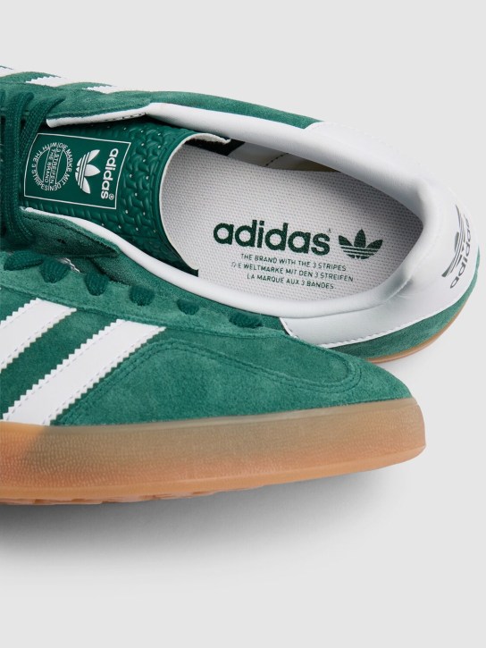 adidas Originals: Gazelle Indoor运动鞋 - 绿色/白色 - men_3 | Luisa Via Roma
