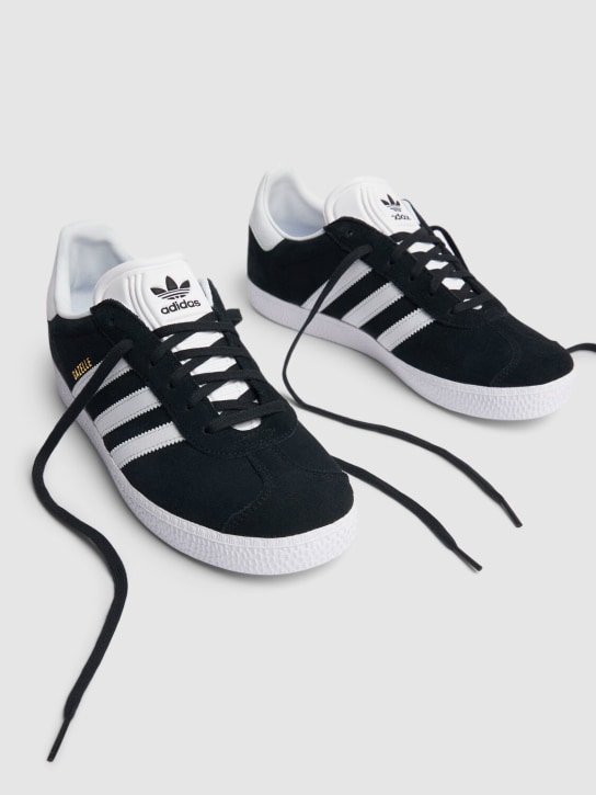 adidas Originals: Sneakers à lacets en daim Gazelle - Noir - kids-boys_1 | Luisa Via Roma