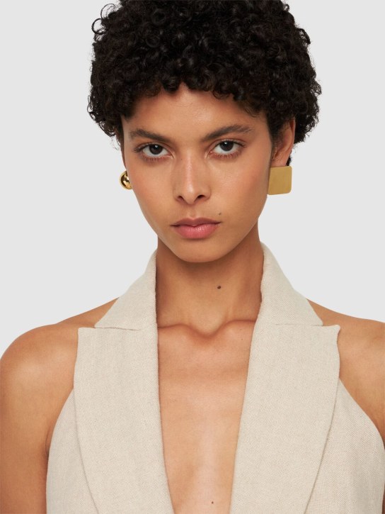 Jacquemus: Ohrstecker „Les Rond Carre“ - Hellgold - women_1 | Luisa Via Roma