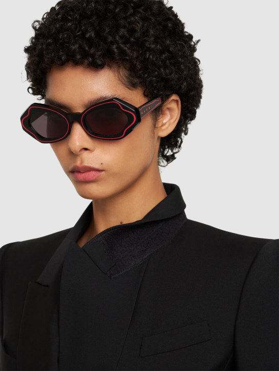 Marni: Unlahand round sunglasses - Nero/Rosso - women_1 | Luisa Via Roma