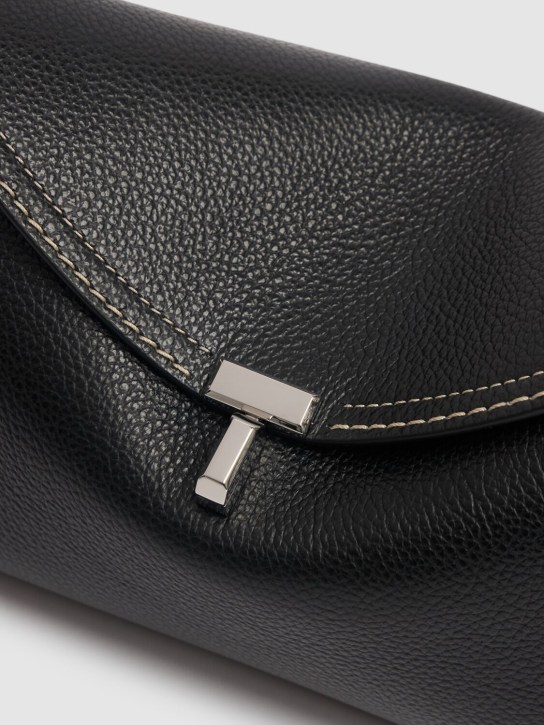 Toteme: Pochette T-Lock in pelle martellata - women_4 | Luisa Via Roma