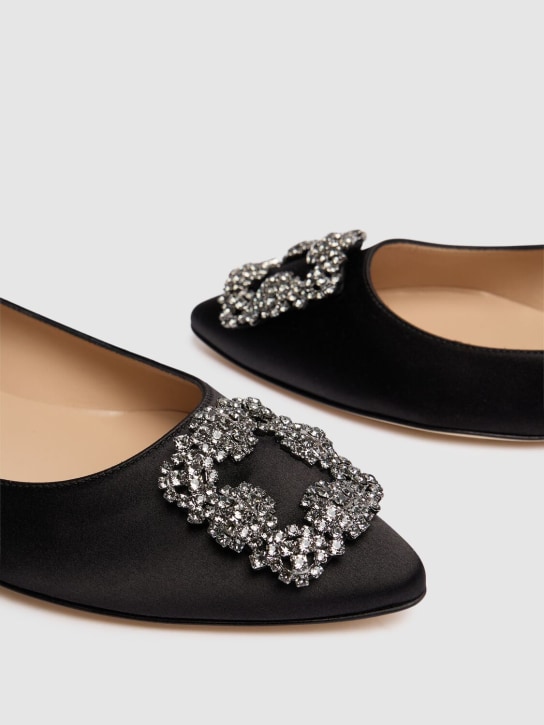 Manolo Blahnik: 10毫米"HANGISI"真丝缎平底鞋 - 黑色 - women_3 | Luisa Via Roma