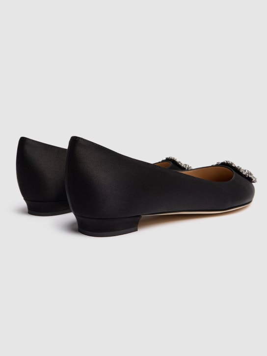 Manolo Blahnik: 10毫米"HANGISI"真丝缎平底鞋 - 黑色 - women_4 | Luisa Via Roma