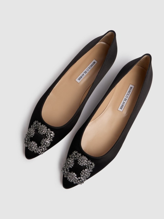 Manolo Blahnik: 10毫米"HANGISI"真丝缎平底鞋 - 黑色 - women_2 | Luisa Via Roma