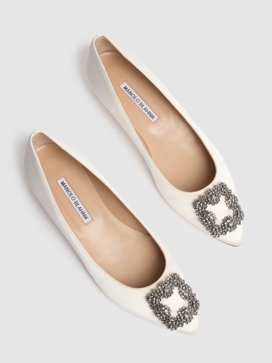 Manolo Blahnik: 10mm Hangisi silk blend satin flats - Ivory - women_1 | Luisa Via Roma